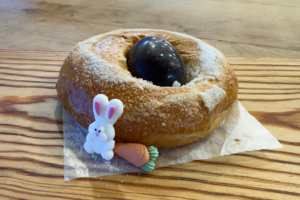Mona de Pascua con huevo de chocolate